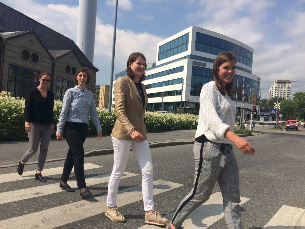 Fem handlekraftige kvinner skal lage Oslos første gåstrategi: f.h Frida Andersson (trafikk), Kristin Karlsrud Hause (Rambøll Management Consulting),Jovana Pavic (urbanisme) og Anne Bertine Fagerheim (urbanisme).