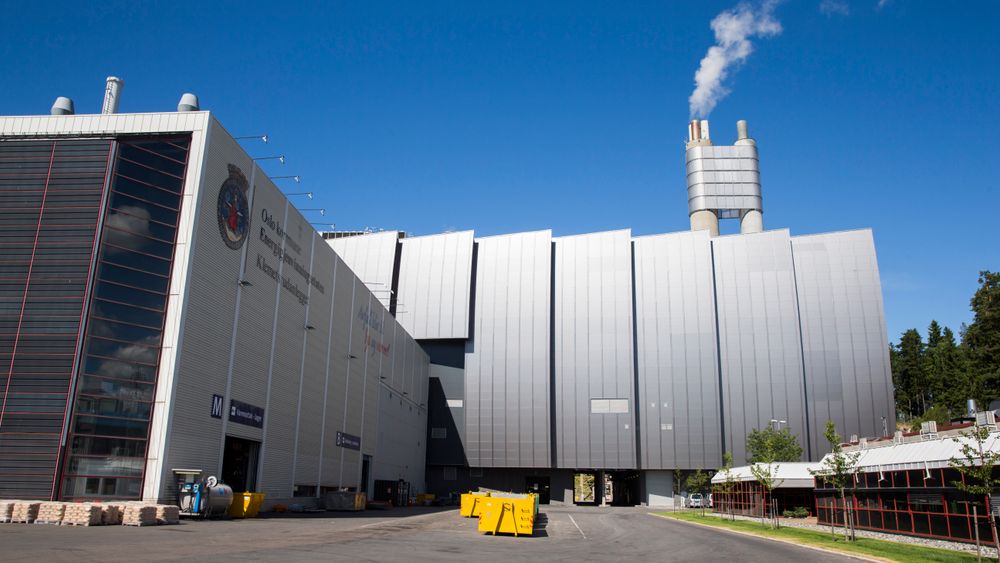 Gjenvinningsanlegget på Klemetsrud i Oslo er ett av tre anlegg som er med i prosjektet for CO2-fangst støttet av norske myndigheter. En ny rapport viser at det blir dyrere enn antatt å gjennomføre og den konkluderer med at det samfunnsøkonomisk ikke er lønnsomt.