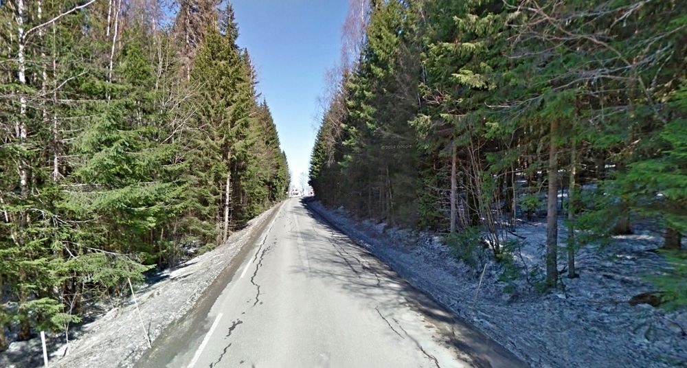 Fylkesveg 247 ligger som en oppsprukket stripe mellom tette vegger av skog i Søndre Land. Norwegian Rock Group har store muligheter til å få jobben med å rette på forholdene.