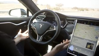 Tesla krever at føreren holder i rattet når Autopilot er aktivert. (Foto: Tesla)
