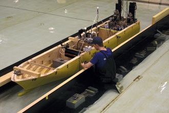 Mekanikeren Haakon Evjen fra Marintek (nå Sintef Ocean) monterte sensorer på et skrog i fjor sommer. Det ble testet i en modell av Stad skipstunnel i havromsbassenget på Tyholt.