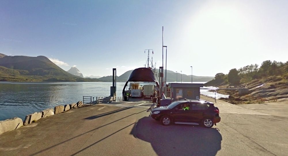 Bildet viser fergekaia på Forøy i Meløy kommune. De som vil drive fergesambandet på fylkesveg 17 mellom Forøy og Ågskaret må gi anbud innen 25. august.