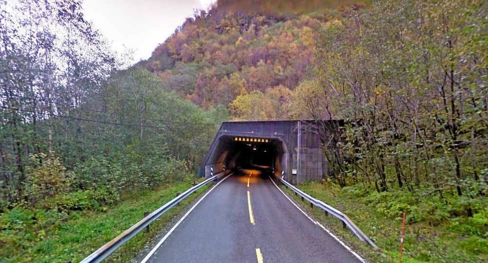Bildet viser vestre portal av Høyangertunnelen. De som vil oppgradere elektroinstallasjonene i den, må gi anbud innen 6. september.