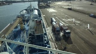 Rotterdam skal bli Europas LNG-sentral. Svensk oljetanker ble først ut