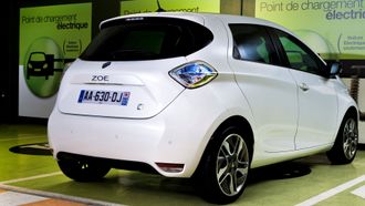 Det kan komme krav om å produsere nullutslippsbiler. Renault produserer elbilen Zoe.