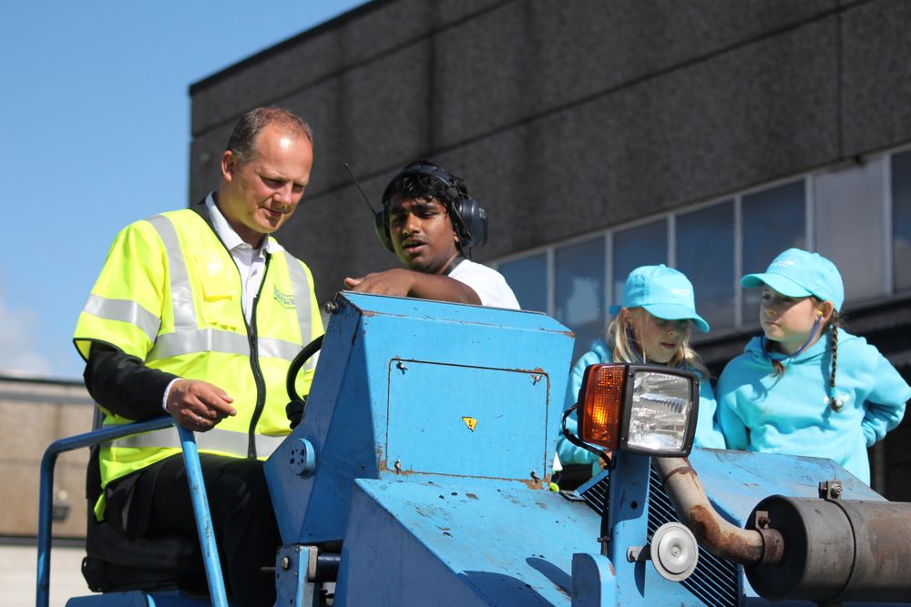 Samferdselsminister Ketil Solvik-Olsen får her en innføring i asfaltvalsing av NCCs instruktør