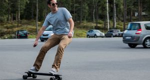 Inboard M1 Vi prøvekjørte et helt rått elektrisk skateboard på en parkeringsplass i Oslo