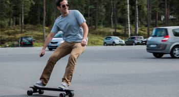 Inboard M1 Vi prøvekjørte et helt rått elektrisk skateboard på en parkeringsplass i Oslo