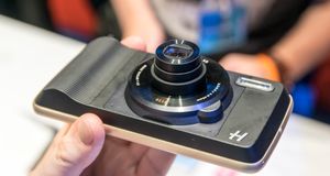 Motorola Moto Z Play med Hasselblad-modul Et helt kamera er årets sprøeste telefontilbehør