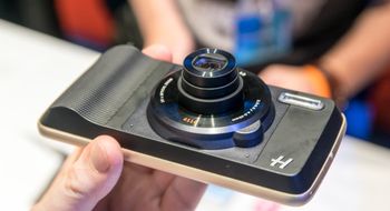 Motorola Moto Z Play med Hasselblad-modul Et helt kamera er årets sprøeste telefontilbehør