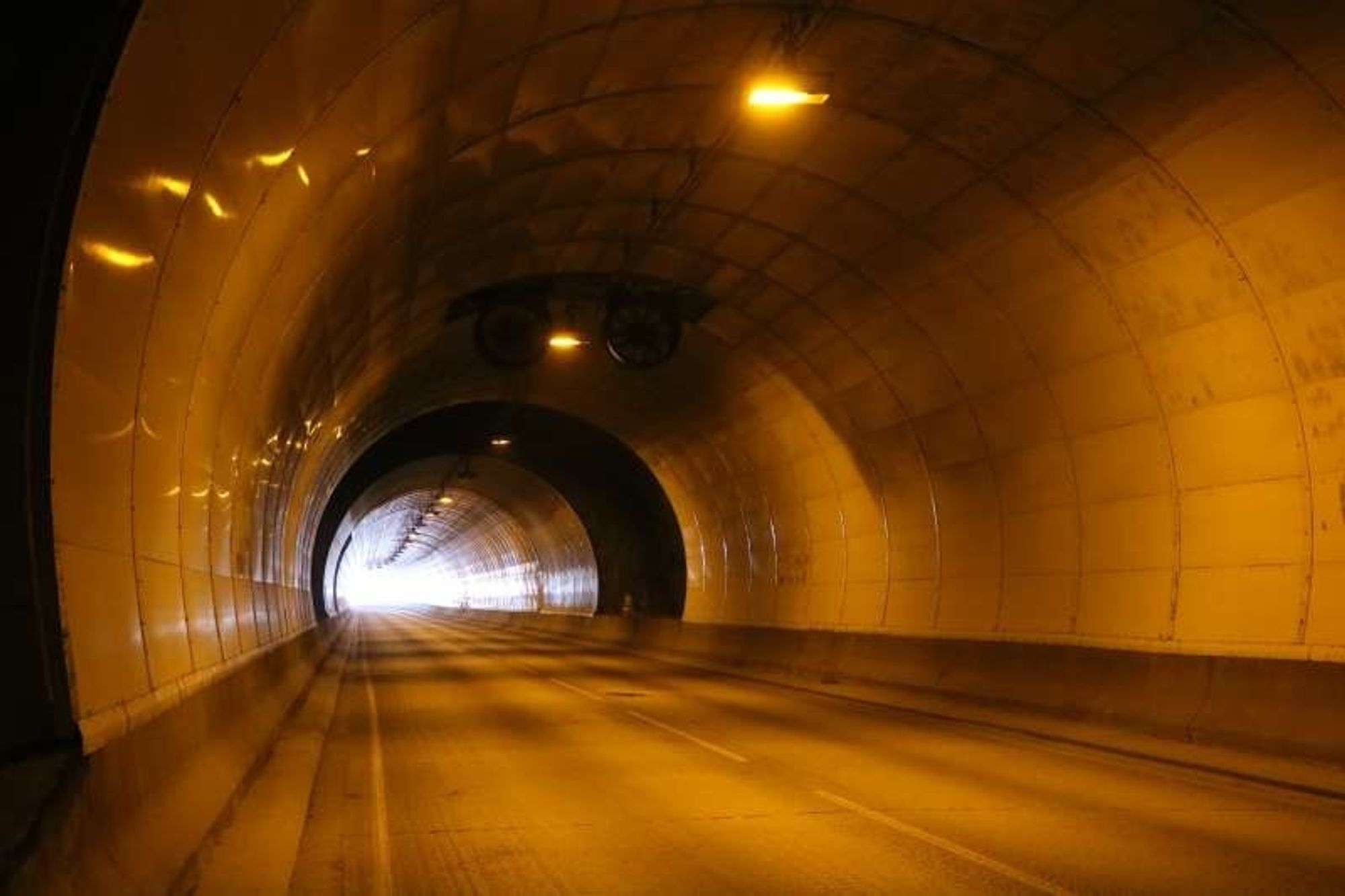 Innfjordtunnelen er 6594 meter lang på europavei 136 i Rauma kommune i Romsdalen.