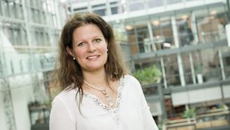 Kathrine M. Lofthus er administrerende sjef for Helse Sør-Øst. Hun vil at modernisering av IT i landets største helseforetak skal overtas av et utenlandsk selskap, skriver NRK.