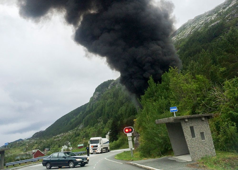 Bilde fra utsiden av Skatestraumtunnelen 15. juli i fjor da en tankbil forårsaket en voldsom brann inne i tunnelen.