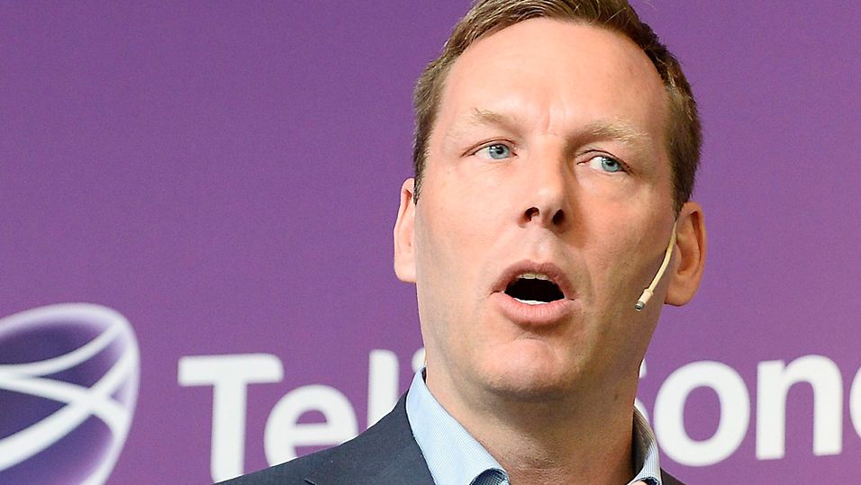 Svenska Dagbladet hevder at Telias administrerende direktør Johan Dennelind skal ha involvert seg personlig for at Telia ikke skulle bryte avtalen med den omstridte leverandøren.