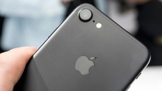 Hevder Apple strupet ytelsen til Qualcomm-brikker for å få iPhoner med Intel-brikker til å se bedre ut