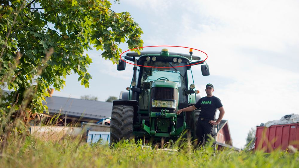 Yara jobber tett med bøndene om produktutvikling, Denne traktoren har sensorer montert på taket.