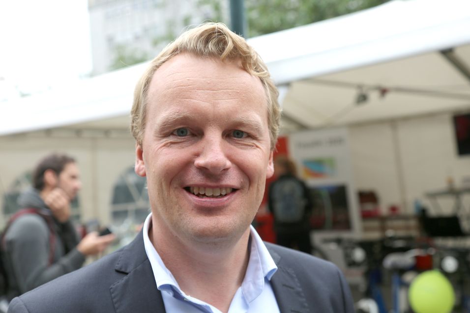 Teknologidirektør Jon Christian Hillestad i Telia Norge slår nå på tale over 4G - volte - for de første kundene. Men foreløpig vil ikke 4G-samtalene flyte over til kunder i Telenor-nettet. Da må de innom 3G-teknologi.