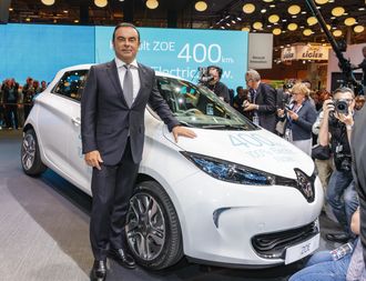 Renault-Nissan-sjef Carlos Ghosn presenterte den oppdaterte utgaven av Renault Zoe i Paris.