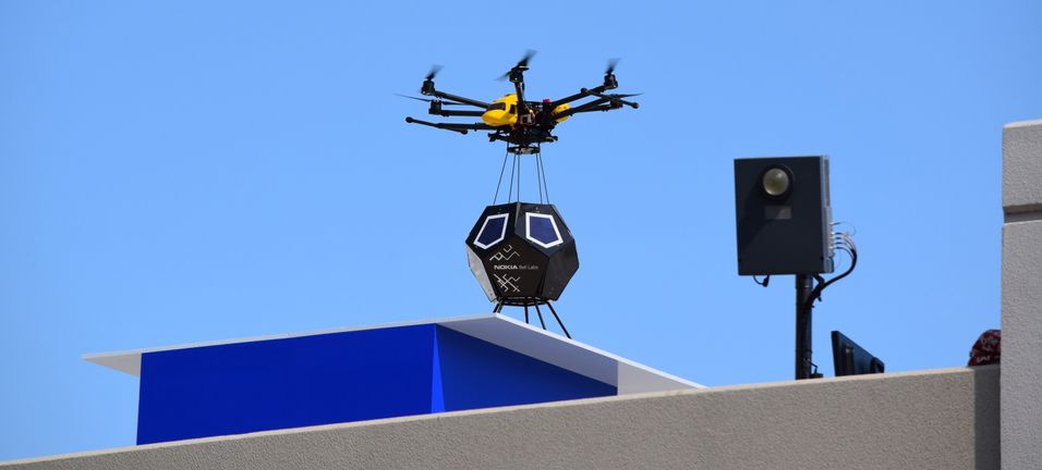 Nokia benyttet en drone til å sette fra seg sin basestasjon F-Cell på taket av sin egen kontorbygning i Sunnyvale i California. Strøm får basestasjonen fra egne solceller og backhaul fra en radioståle fra en antenne i nærheten.