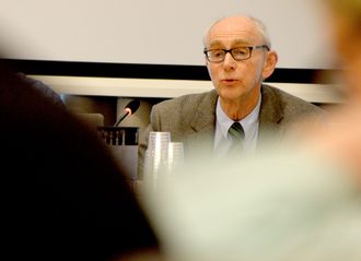 Jusprofessor Jan Fridthjof Bernt er Norges fremste ekspert på offentlighetsloven, ifølge NRK og VG.