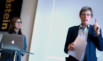PEKEFINGER FRA BARLAND? Jens Barland og Ragnhild K. Olsen presenterte for en måneds tid siden en pilotstudie om innholdsmarkedsføring. Nå har Barland fått støtte til en akademisk antologi om temaet.