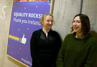 SIOBHAN CUMMISKEY og JULIE DE BAILLENCOURT, to av de 1200 som jobber ved Facebooks internasjonale hovedkontor i Dublin. Facebook legger vekt på å motarbeide diskriminering - her ved en plakat som feirer Irlands ja til homofilt ekteskap nylig.