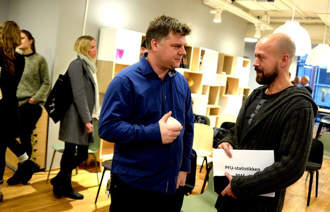 RICHARD AUNE, leder i NRKs journalistlag (til venstre) - i samtale med etikkredaktør Per Arne Kalbakk. Arkivfoto.