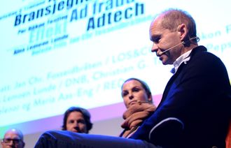 PER HÅKON FASTING (t.h.), annonsedirektør i Schibsted. Til venstre for ham: MARIA AAS-ENG, adm. direktør i Red Media. Bildet er fra Den store annonsørdagen i oktober 2015.