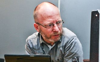 GEIR SELVIK MALTHE-SØRENSSEN - her fotografert i forbindelse med hans bok om Treholt-saken fra noen år tilbake.