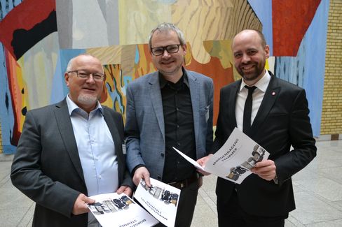 LLAs Rune Hetland (t.v.) og Roar V. Osmundsen i samtale med stortingsrepresentant Arild Grande om økt minstetilskudd for avisene. LLA varsler hardt arbeid for støtte til forslaget framover.