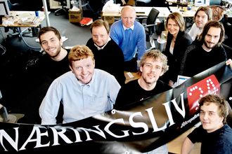 E24 BLIR TIL: Et bilde fra cirka 10 år siden. Bak fra venstre: Schibsted-trainee Andreas Thorsheim, salgssjef Morten Carlsen, VG-journalist Bjørn Haugan, Aftenposten-journalist Gunhild Haugnes, frontredigerer Erik Samland og journalist Lars Magne Sunnanå. Foran f.v.: Publisher Hans-Christian Vadseth, nyhetssjef Per Valebrokk og frontredigerer Jon Herland.