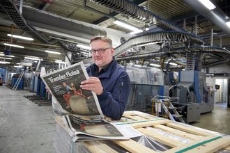 Aldri tidligere har Trønder-Avisa gitt ut avis med tanke på innbyggerne i Sør-Trøndelag, men det skjer tirsdag 10. mai. Her har sjefredaktør John Arne Moen akkurat mottatt et ferskt eksemplar av «spesialavisa» i trykkeriet til Polaris på Heimdal utenfor Trondheim.