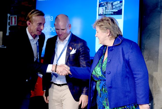 Erna Solberg hilser på Facebooks Norden-sjef Martin Ingemannson og Norges-sjef Rune Paulseth. Fra Facebooks åpningsfest for sitt norske kontor i mai 2016.