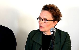 GRY EGENES, featureredaktør i Dagens Næringsliv. Bildet er fra en debatt sommeren 2015 - om plagiatskandalen i avisa.