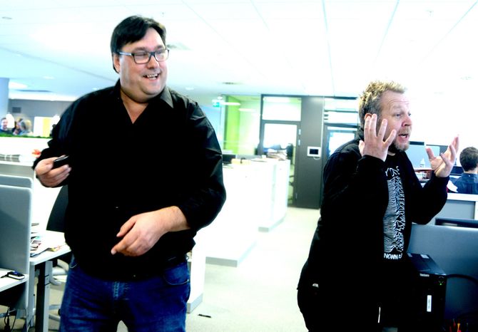 ARVE BARTNES (til venstre) blir en av kursholderne på IJs nye START-kurs i gravejournalistikk. Her er Dagbladets gravesjef i full fart gjennom redaksjonen. Til høyre: Espen Sandli.