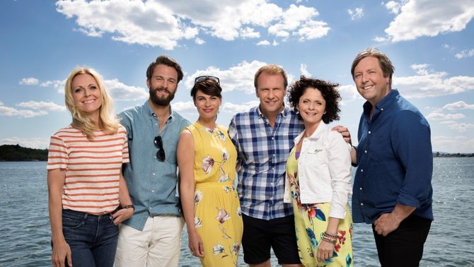 Disse skal lede Sommeråpent: F.v. Marte Stokstad, Kåre Magnus Bergh, Jeannette Platou, Atle Bjurstrøm, Nadia Hasnaoui og Tore Strømøy. Ingrid Gjessing Linhave, som er programleder den siste uka, var ikke til stede da bildet ble tatt.
(Foto: Julia Maria Naglestad / NRK)