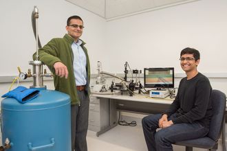 Professor Ali Javey (til venstre) og studenten Sujay Desai står bak den nye transistoren.