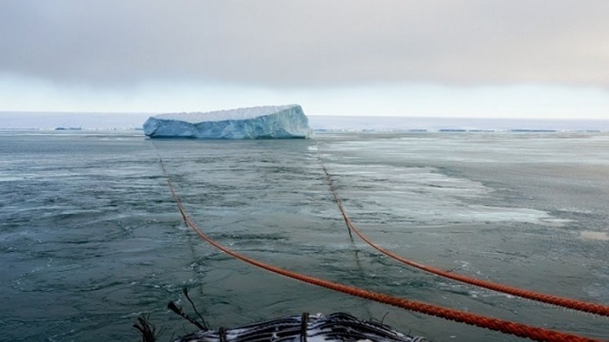 Isbryteren Kapitan Dranitsyn og forskningsskipet Akademik Treshnikov klarte å endre kurs og taue et isfjell på rundt 1 million tonn i Karahavet.