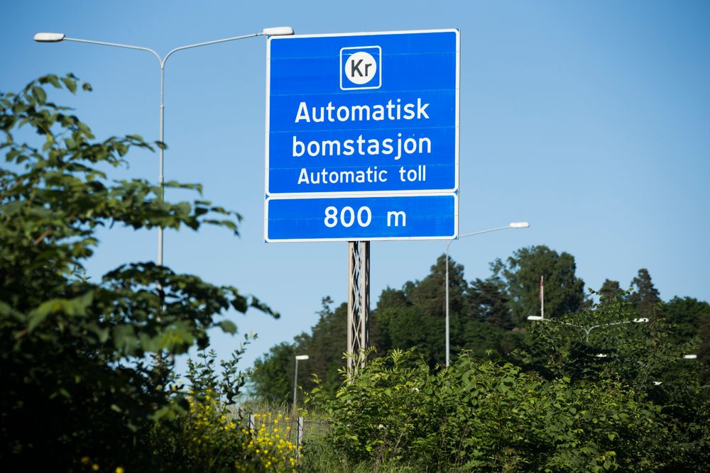 Bomstasjonen på E18 ved Lysaker. Kapasiteten på E18 vil bli utvidet med 1,5 kilometer fra Lysaker og vestover er partene i Oslopakke 3 forhandlingene enige om.Foto: Berit Roald / NTB scanpix