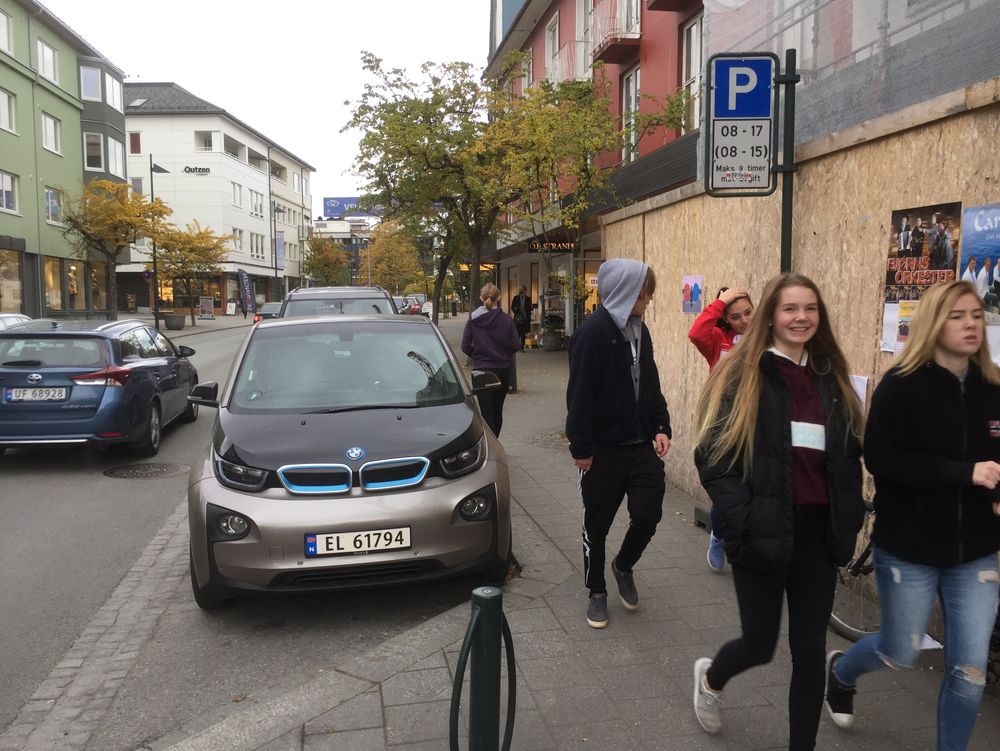 El-biler som parkerer gratis på offentlige, avgiftsbelagte korttidsplasser oppleves som et problem i mange kommuner, blant annet i Molde der dette bildet er tatt.  Nabobyen Ålesund har valgt å benytte muligheten som er gitt til å fjerne betalingsfritaket for denne kjøretøygruppen fra 1. januar.