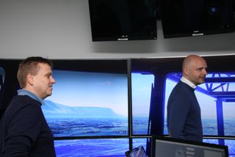 Satser: Jann Peter Strand og Bjørnar Vik i automasjonslaboratoriet til Rolls-Royce i Ålesund.