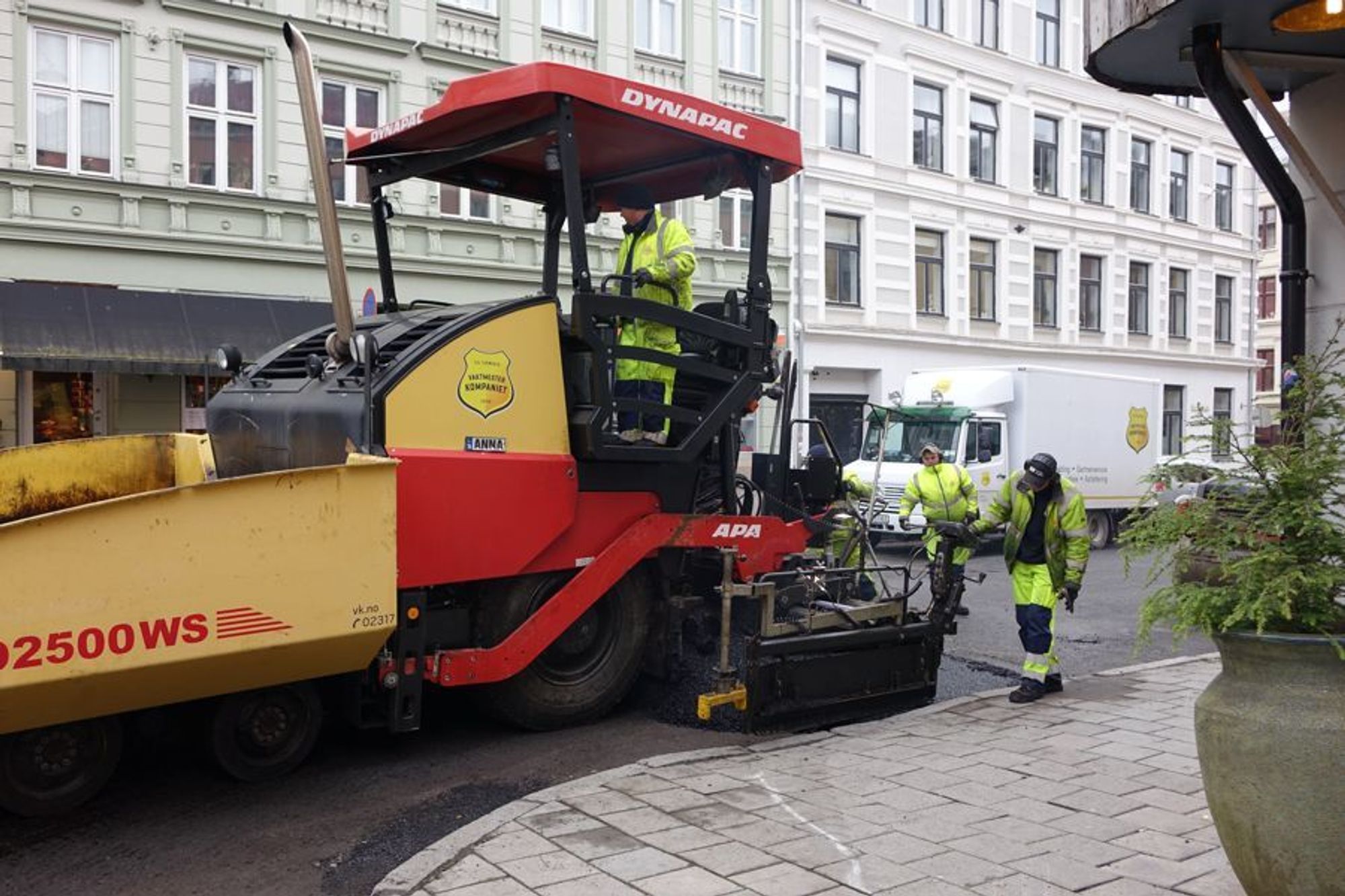 Vaktmesterkompaniet har tidligere lagt en del rød asfalt i Oslo, og ligger best an med sitt anbud i årets konkurranse.