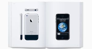 Apple hyller Steve Jobs med diger bok med bilder av egne produkter