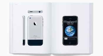 Apple hyller Steve Jobs med diger bok med bilder av egne produkter