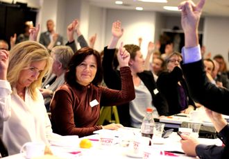 - Tror dere på framtida?, spør Fagpressens direktør Elin Floberghagen. Alle rekker opp hånda. God stemning på Fagpressedagen onsdag!