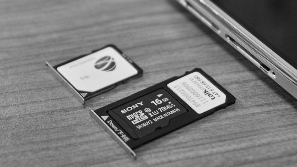 Du kan ha både to SIM-kort og ett minnekort i Honor 5X. Det er også positivt at det er én plass for Micro-SIM og og én for Nano-SIM, slik at man har større fleksibilitet.