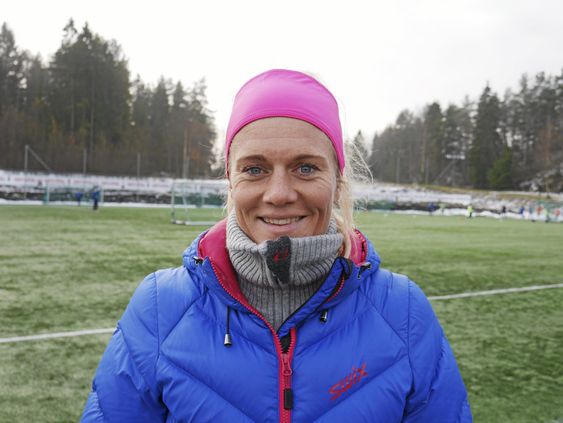 MED I TEAMET: Fotball-legenden Solveig Gulbrandsen er også med i trenerteamet.
