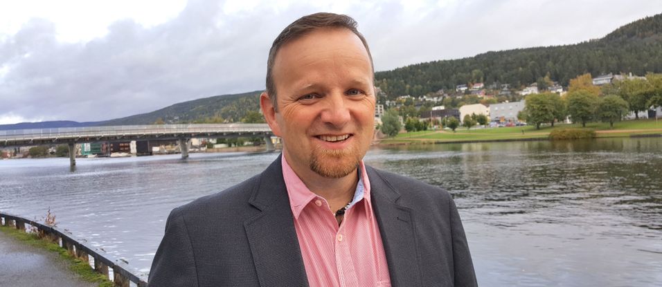 Pål M. Dahlø er prosjektleder i Trøndelag fylkeskommune. Han skryter av lokale samarbeidspartnere. Fotografiet er tatt under en konferanse i Drammen.