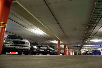 Parkeringshuset på Vulkan i Oslo har ladeanlegg med batteri til effektavlasting.