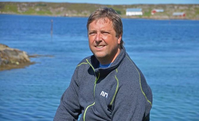 Redaktør Tore Strømøy ute på øya Frøya, der han også driver nettavisen Frøya.no. Nå blir med han på laget om Hitra24.